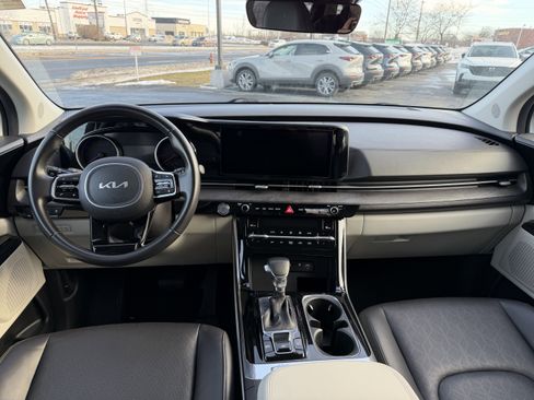 Used 2024 Kia Carnival EX image 10