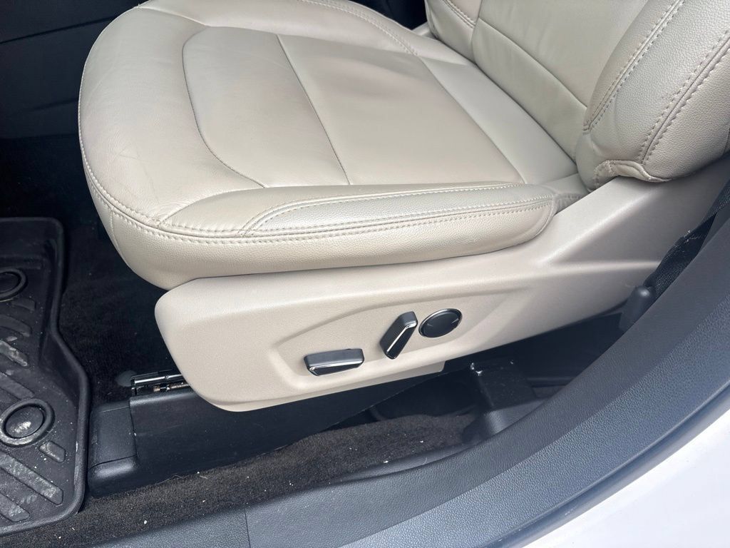 Used 2018 Ford Explorer XLT w/ Equipment Group 202A FWD image 22