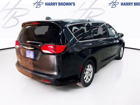 Used 2023 Chrysler Voyager LX FWD image 10