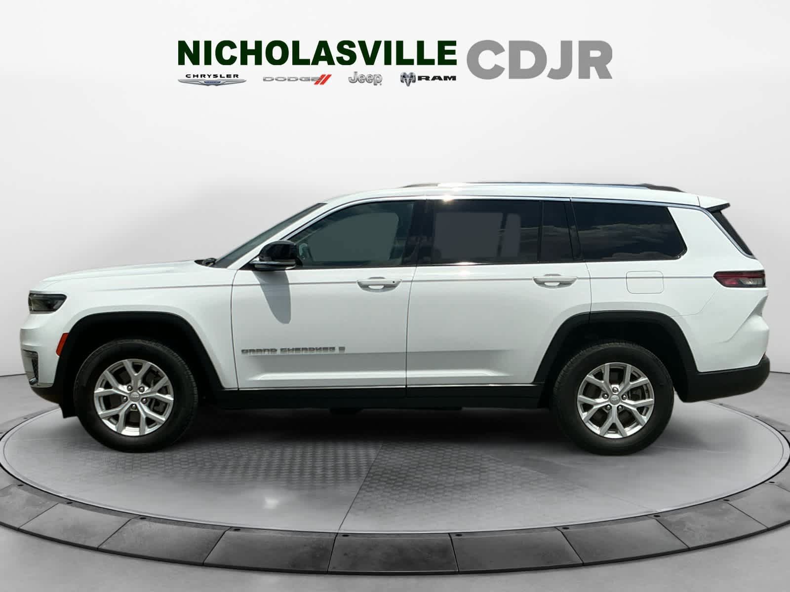 Used 2023 Jeep Grand Cherokee L Limited AWD/4WD image 2