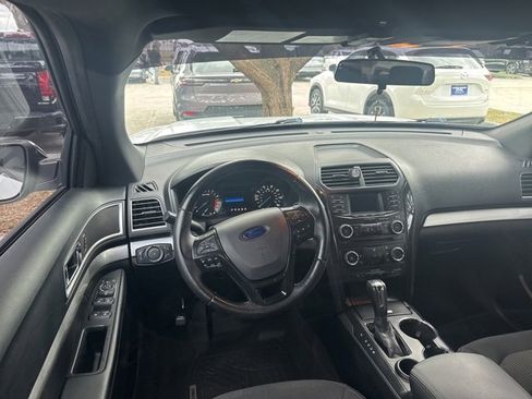 Used 2017 Ford Explorer XLT image 8