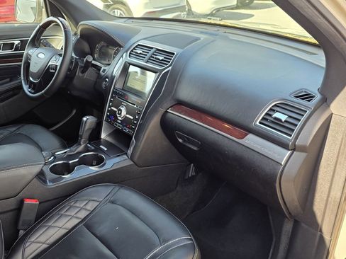 Used 2017 Ford Explorer Platinum image 11