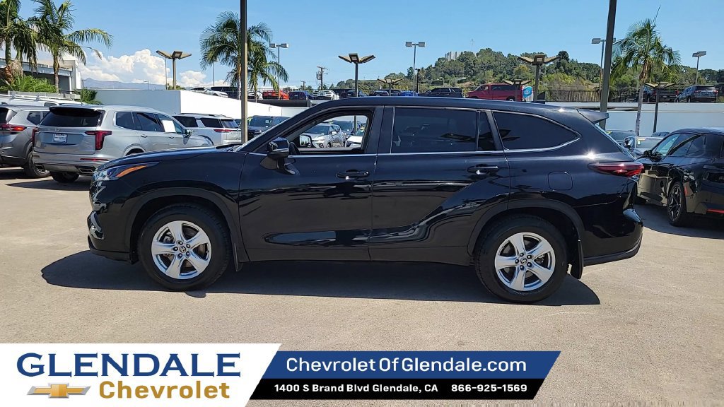 Used 2024 Toyota Highlander LE AWD/4WD image 5