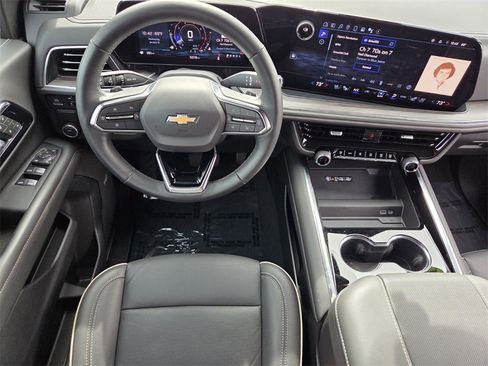 Used 2025 Chevrolet Suburban Premier image 19