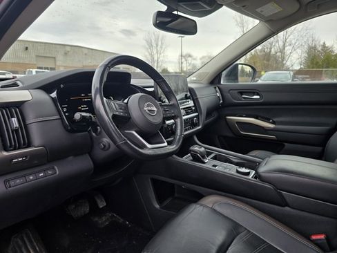 Used 2022 Nissan Pathfinder Platinum image 11