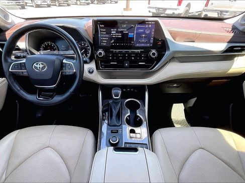 Used 2020 Toyota Highlander Platinum image 16