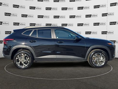 Used 2025 Chevrolet Trax LT w/ LT Convenience Package image 7