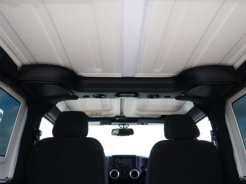 Used 2016 Jeep Wrangler Rubicon w/ Power Convenience Group image 17