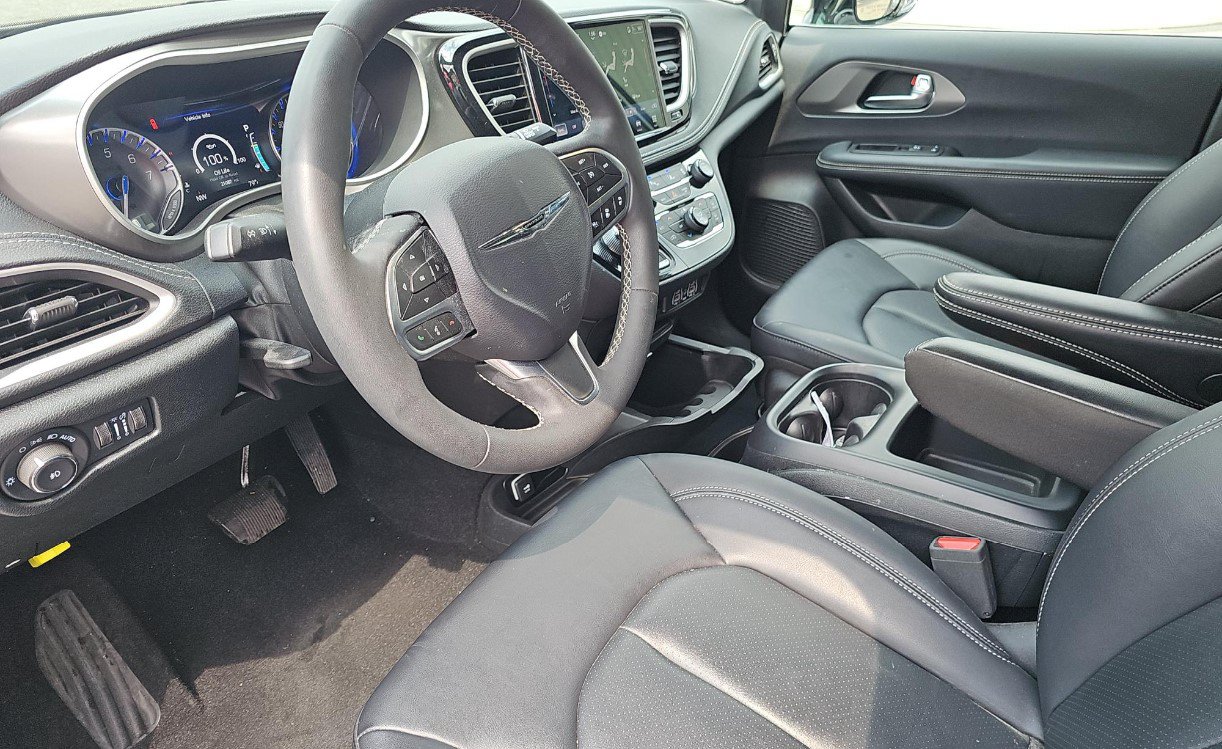 Used 2025 Chrysler Pacifica Select FWD image 8