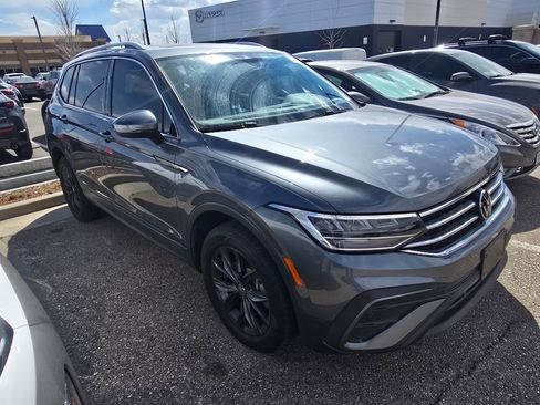 Used 2022 Volkswagen Tiguan SE w/ Panoramic Sunroof Package image 14
