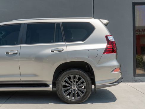 Used 2022 Lexus GX 460 Premium w/ Accessory Package AWD/4WD image 32