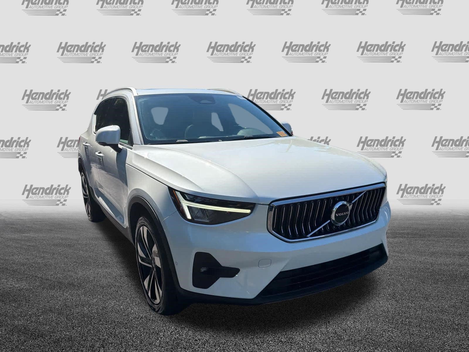 Used 2023 Volvo XC40 B5 Plus w/ Protection Package Premier AWD/4WD image 3