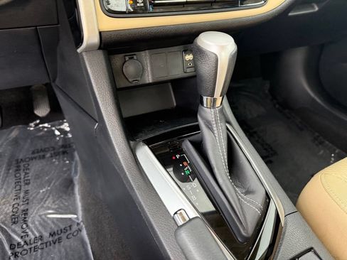 Used 2017 Toyota Corolla LE w/ Carpet Mat Package (TMS) FWD image 13