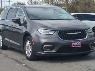 Used 2023 Chrysler Pacifica Touring-L FWD video 3