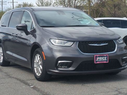 Used 2023 Chrysler Pacifica Touring-L FWD image 3