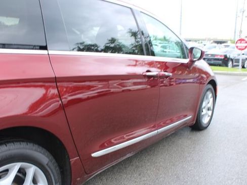 Used 2017 Chrysler Pacifica Touring-L w/ Tire & Wheel Group FWD image 44