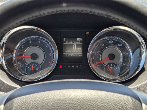 Used 2016 Chrysler Town & Country Touring FWD image 17