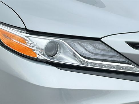 Used 2020 Toyota Camry XSE image 4