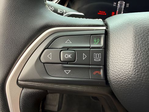 Used 2025 Jeep Grand Cherokee Laredo w/ Luxury Tech Group I AWD/4WD image 18