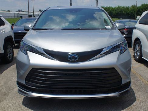 Used 2025 Toyota Sienna LE FWD image 2