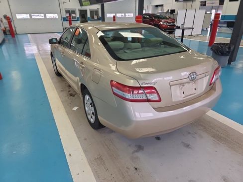 Used 2010 Toyota Camry LE image 6