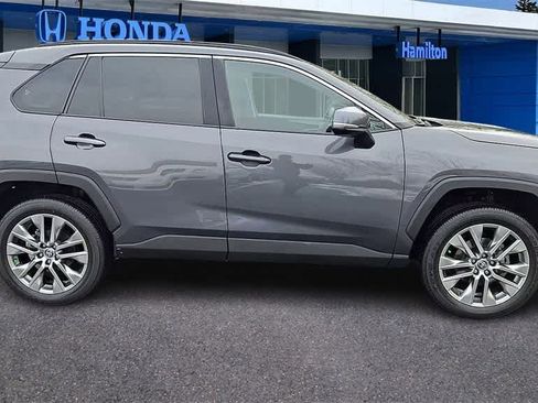 Used 2022 Toyota RAV4 XLE Premium image 9