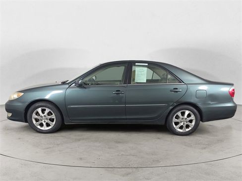 Used 2005 Toyota Camry XLE image 2