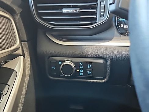 Used 2022 Ford Explorer XLT image 37