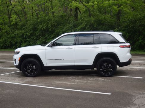 Used 2024 Jeep Grand Cherokee Altitude AWD/4WD image 23