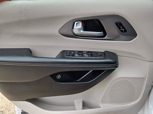 Used 2023 Chrysler Pacifica Touring-L FWD image 20