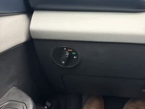 Certified 2022 Volkswagen Taos SE w/ Panoramic Sunroof Package image 17