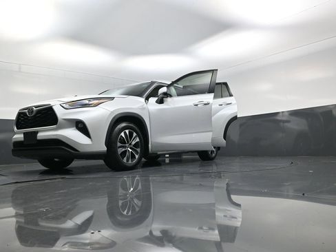 Used 2022 Toyota Highlander XLE image 24