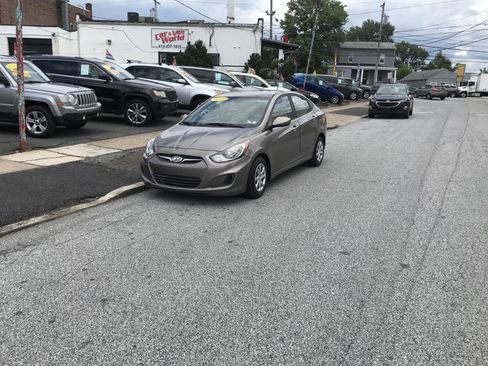 Used 2014 Hyundai Accent GLS FWD image 2