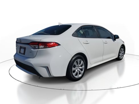 Used 2022 Toyota Corolla LE image 3