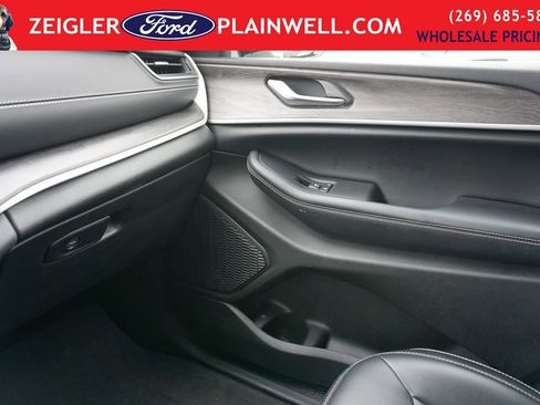 Used 2023 Jeep Grand Cherokee Limited image 32