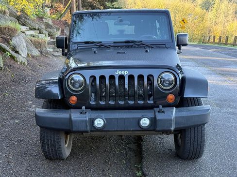 Used 2012 Jeep Wrangler Unlimited Sahara AWD/4WD image 4