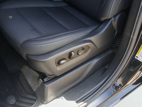 Used 2023 Chevrolet Silverado 1500 LT AWD/4WD image 9