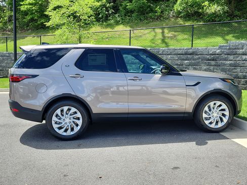Certified 2025 Land Rover Discovery S image 11