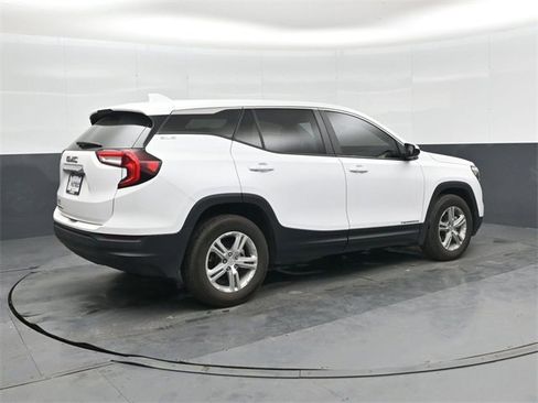 Used 2024 GMC Terrain SLE image 4