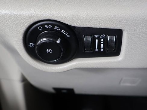 Used 2023 Chrysler Pacifica Touring-L image 35