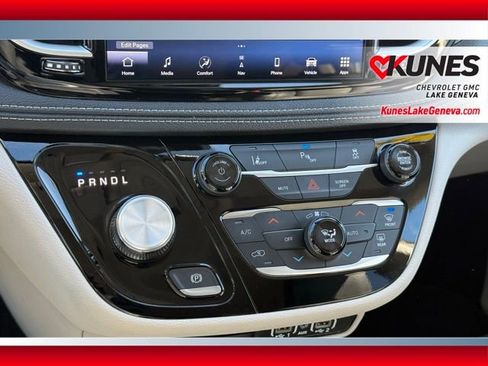 Used 2024 Chrysler Pacifica Select image 26