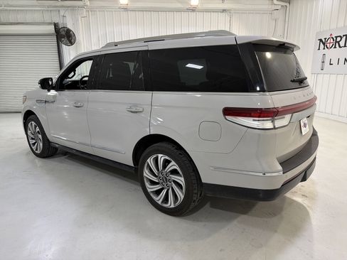 Used 2023 Lincoln Navigator Reserve image 3