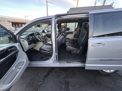 Used 2015 Chrysler Town & Country Touring image 13