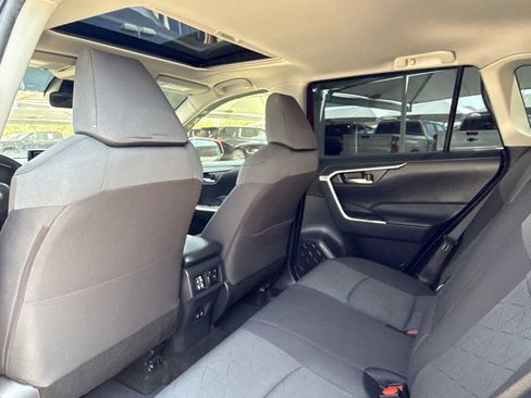 Used 2019 Toyota RAV4 XLE w/ Convenience Package FWD image 16