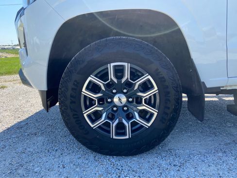 Used 2024 Chevrolet Colorado Z71 w/ Z71 Convenience Package 2 AWD/4WD image 13