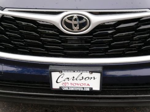 Used 2022 Toyota Highlander XLE AWD/4WD image 9