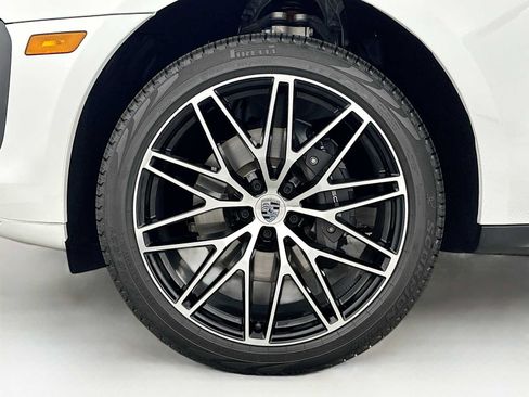 Certified 2025 Porsche Macan AWD/4WD image 32