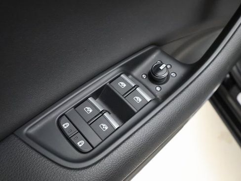 Used 2019 Audi Q8 Prestige image 9