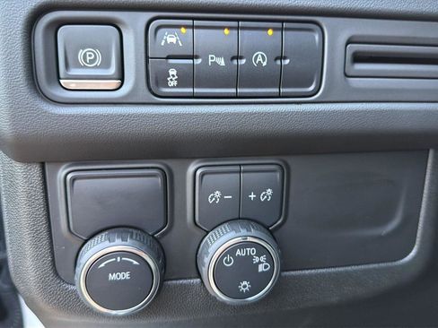 Used 2023 Chevrolet Suburban Premier image 10