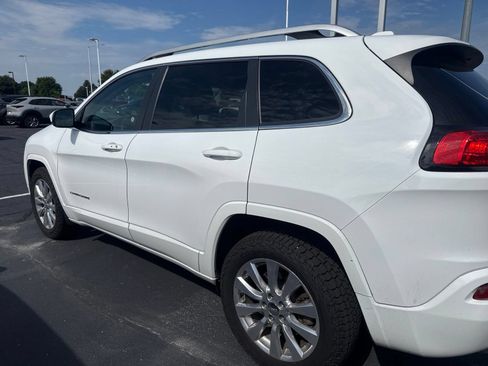 Used 2017 Jeep Cherokee Overland AWD/4WD image 3
